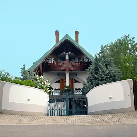 בית נופש Luxusvilla Balatonszarszo באלאטונסארסו