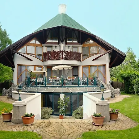 Vakantiehuis Luxusvilla Balatonszarszo
