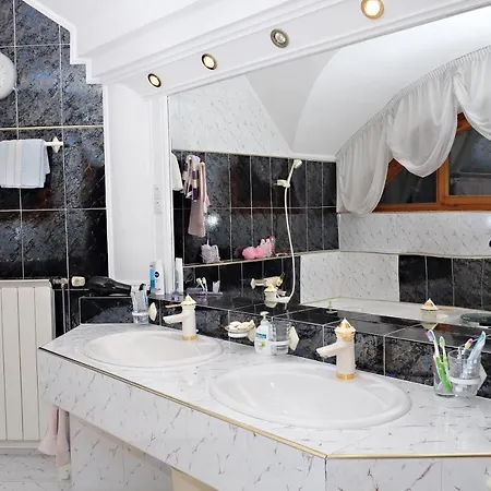 בית נופש Luxusvilla Balatonszarszo באלאטונסארסו